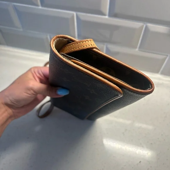 Authentic Louis Vuitton twin pouchette GM - Picture 7 of 11